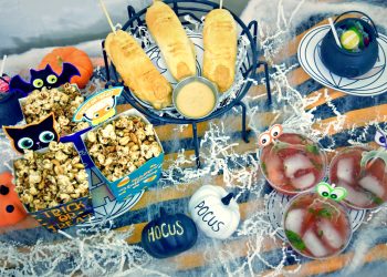 Halloween, Halloween bites, Halloween recipes, recipes, food, drinks, mojitos, finger food, party ideas, appetizers, lifestyle, cooking, Pumpkin Spice, Pumpkin spice popcorn, Strawberry Lemonade Mojitos, Finger rolls on a stick, yummy, Halloween Party ideas, Quick and Easy