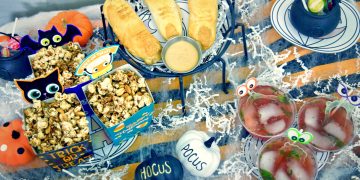 Halloween, Halloween bites, Halloween recipes, recipes, food, drinks, mojitos, finger food, party ideas, appetizers, lifestyle, cooking, Pumpkin Spice, Pumpkin spice popcorn, Strawberry Lemonade Mojitos, Finger rolls on a stick, yummy, Halloween Party ideas, Quick and Easy